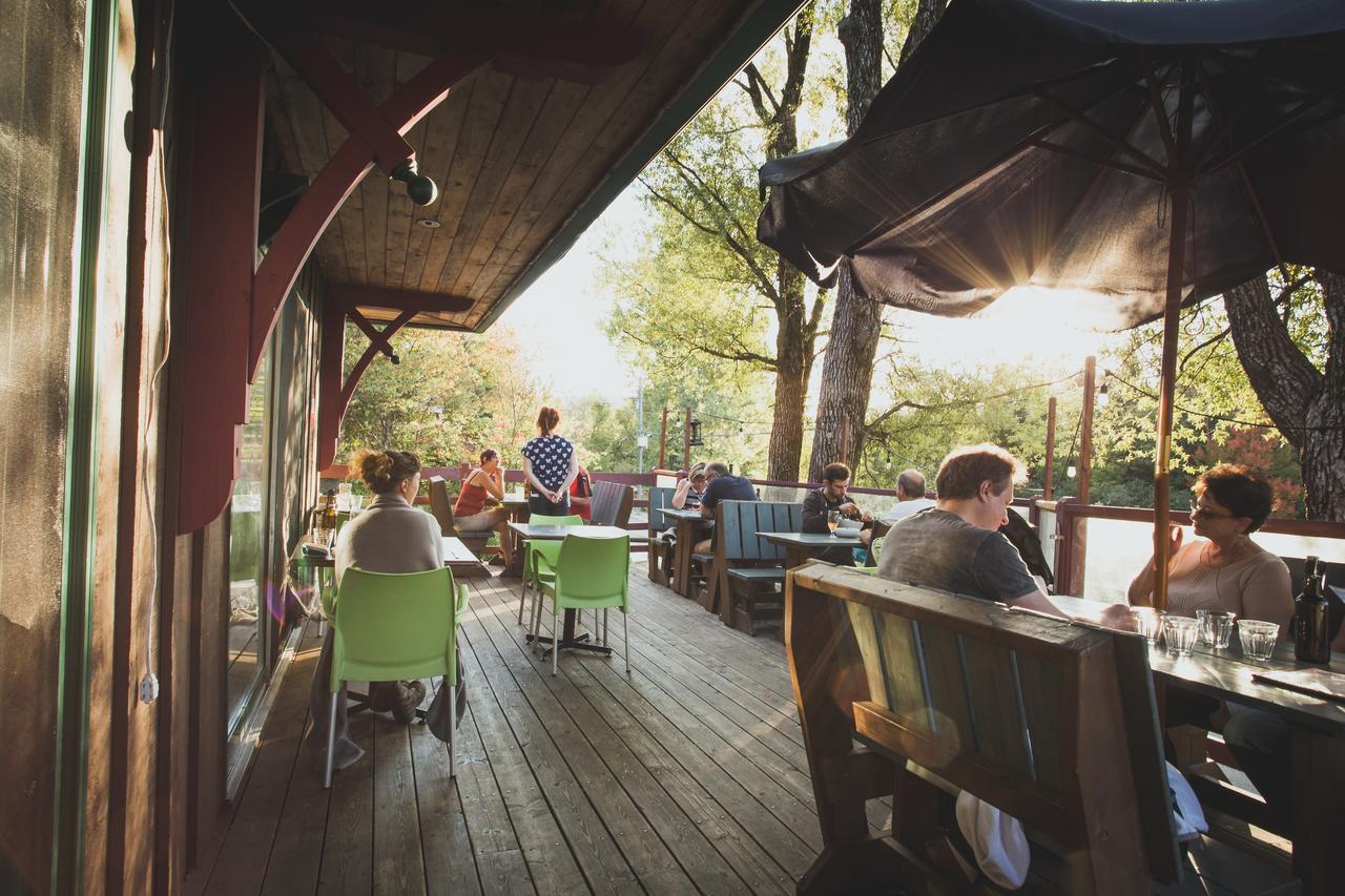 Auberge Micro-Brasserie Le Baril Roulant Val-David Exteriér fotografie